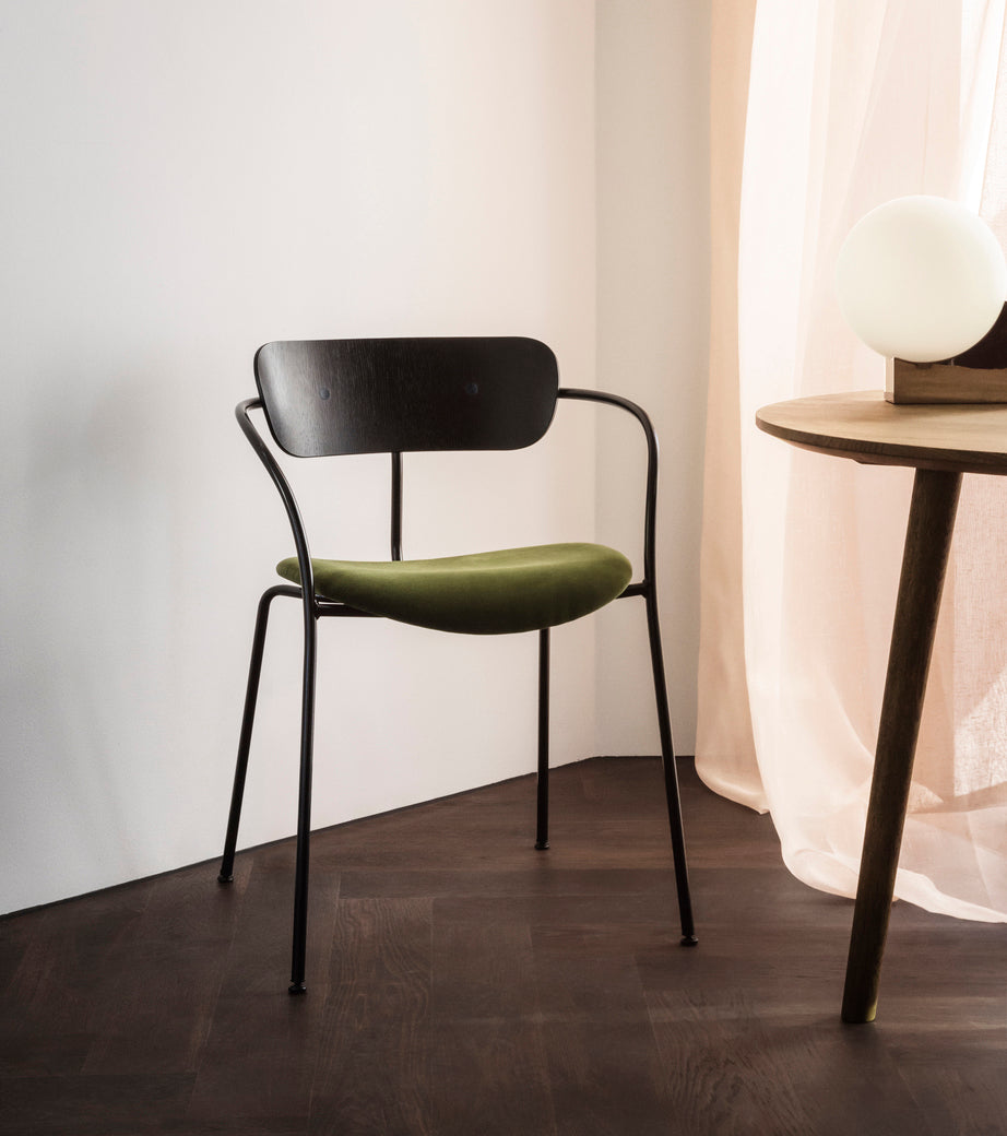 Pavilion AV1 - Sortlakkert eik