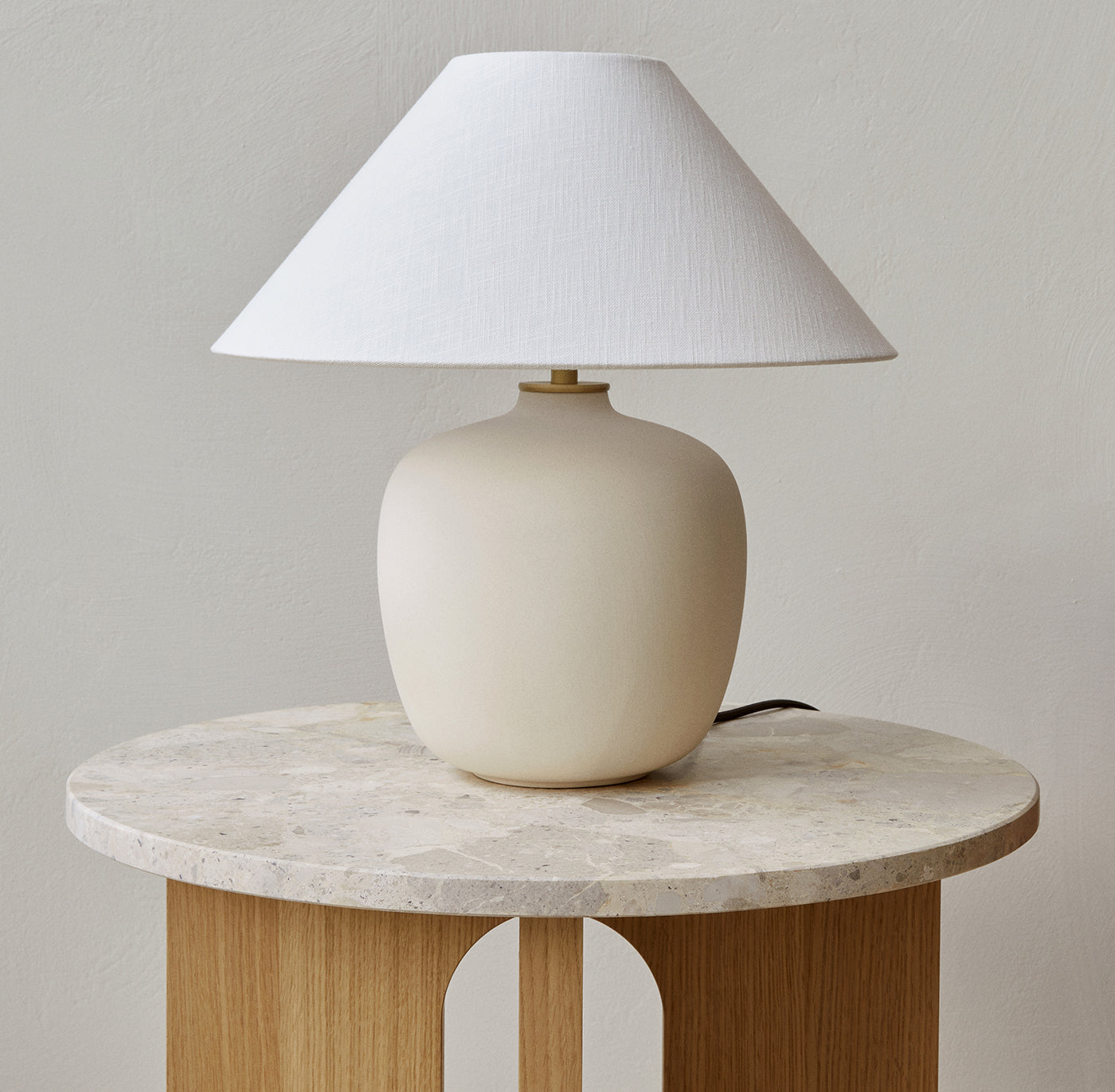 Androgyne Sofabord - Rundt 50cm - Stentopp